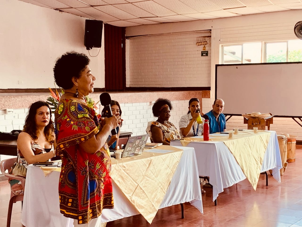 Mujeres que pactaron firmar la paz con actores armados en Buenaventura para el cese de violencia.