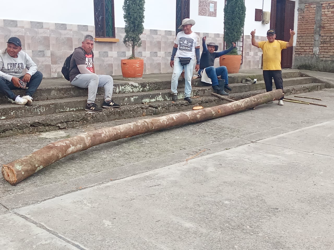 En las afueras de la parroquia, los feligreses ensamblan la cruz que será cargada durante la conmemoración del Viernes Santo.