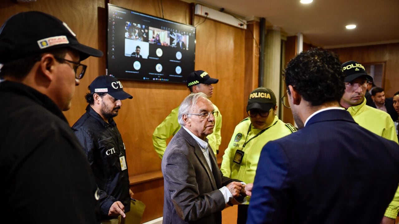 El Tribunal Superior de Bogotá dio orden de captura a los exministros Ricardo Bonilla, quien asistió de manera presencial, y Luis Fernando Velasco, de forma virtual, por los presuntos actos de corrupción dentro de la Unidad de Gestión de Riesgo (UNGRD). (Colprensa- Cristian Bayona).