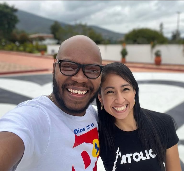 Jhonatan Riascos con su esposa Ángela María Rivera Villalba, docentes, promueven la fe con Cristo al Paso.