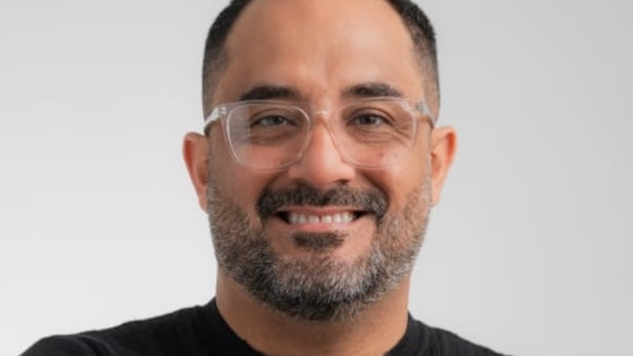 José González Díaz, experto en finanzas, da consejos para evitar compras impulsadas por redes sociales.