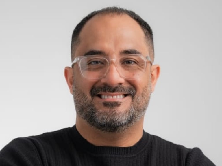 José González Díaz, experto en finanzas, da consejos para evitar compras impulsadas por redes sociales.