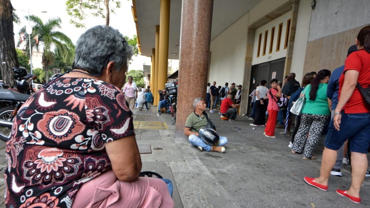 Problemas con la entrega de medicinas en un dispensario de Nueva EPS Disfarma C.C.S.A.S sobre la Avenida Las Américas con calle 19 en Cali. Foto Jorge Orozco. El País.