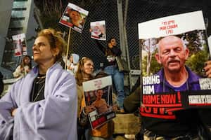 Manifestantes israelíes piden la liberación de los rehenes retenidos en la Franja de Gaza por el grupo militante Hamas, en Tel Aviv, el martes 28 de noviembre de 2023. Foto AP/Ariel Schalit)