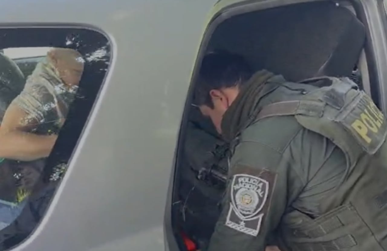 La intervención policial se produjo luego de una denuncia ciudadana recibida a través de la línea 123, que alertó sobre la presencia de publicidad electoral en inmediaciones del colegio Las Salesianas, donde cientos de personas acudían a votar.