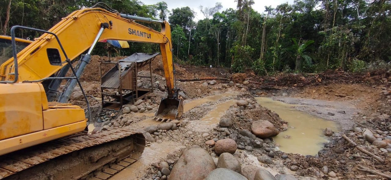 Durante la operación fueron destruidos una retroexcavadora, un motor industrial, una motobomba, una clasificadora, 210 galones de ACPM, 65 metros de manguera de alta presión y 56 metros de tubería metálica