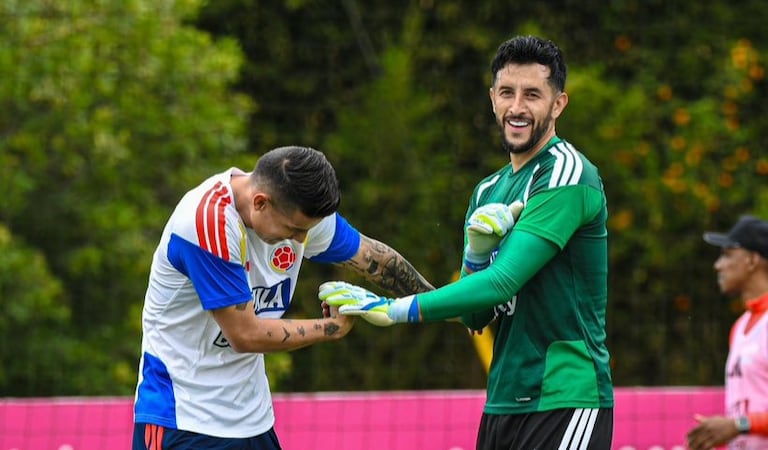 James Rodríguez (izq.) habla con Camilo Vargas durante un entrenamiento de la Selección Colombia.