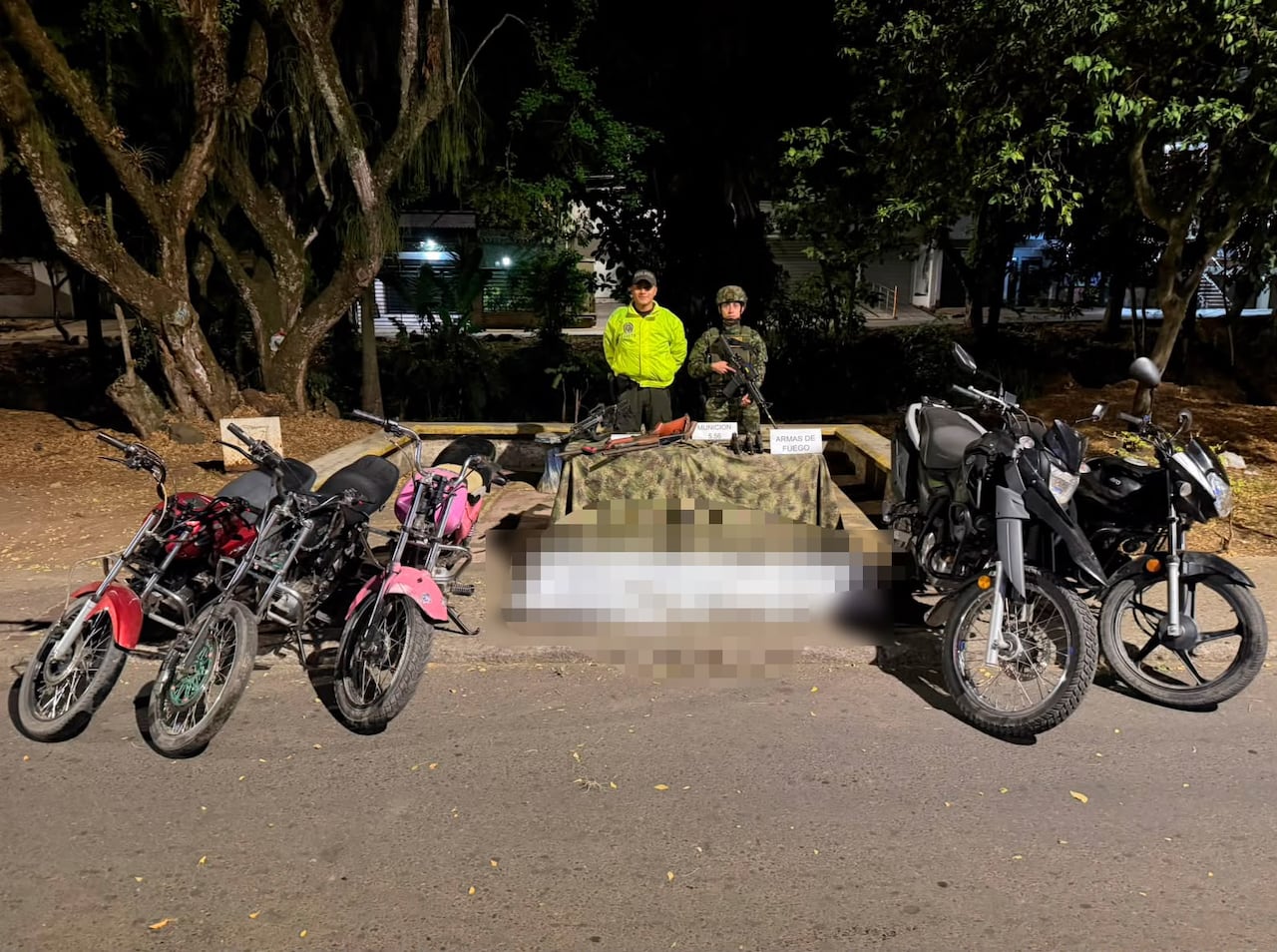 Durante el operativo en Guachené fue reportada la muerte de Jhonier David Zapata Catoñi, alias Pocoyó, señalado por inteligencia militar como presunto cabecilla de una red de apoyo.