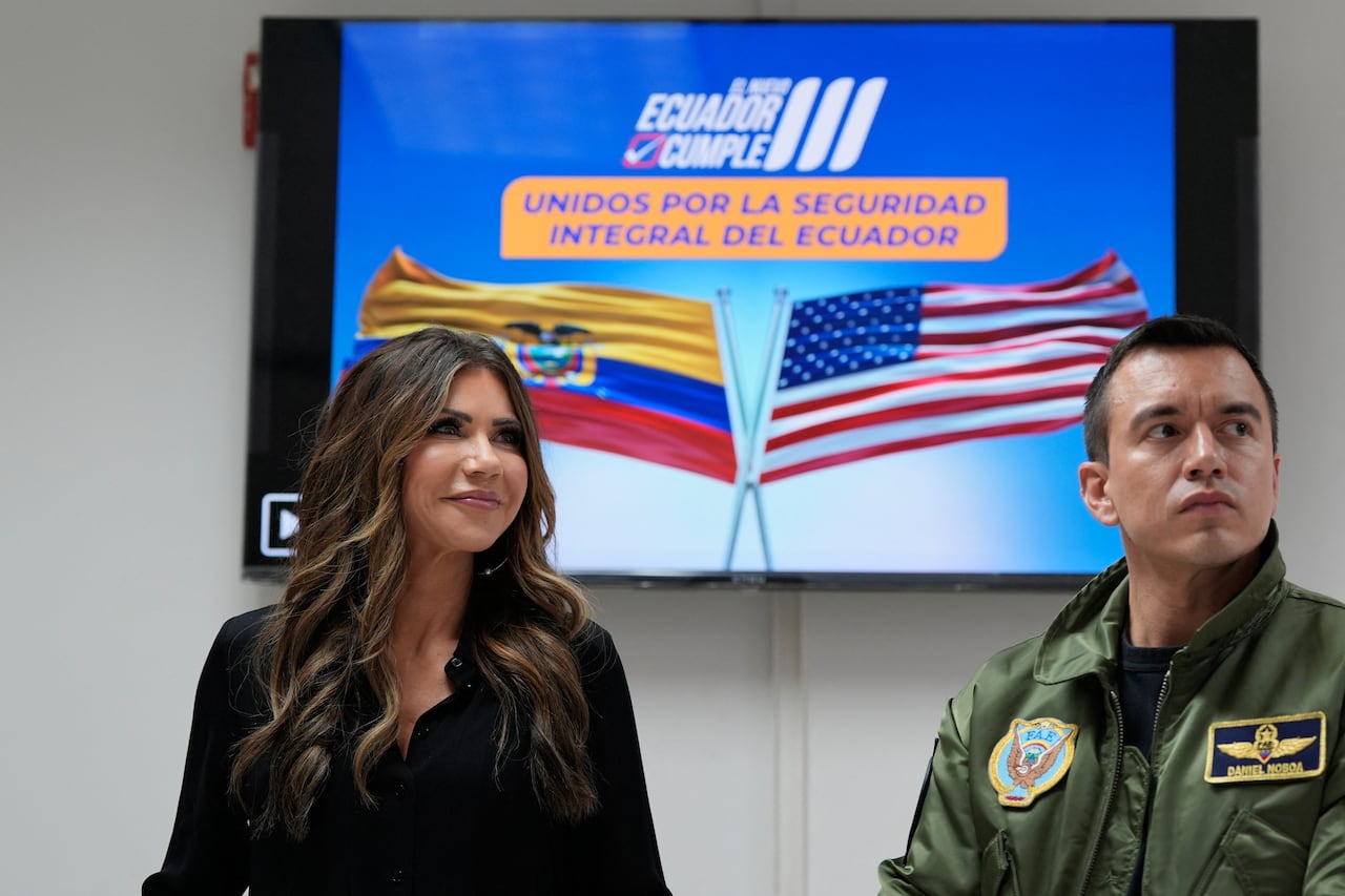 La Secretaria de Seguridad Nacional de Estados Unidos, Kristi Noem (izquierda), y el Presidente de Ecuador, Daniel Noboa (derecha), recorren la Base Aérea Eloy Alfaro en Manta, Ecuador, el 5 de noviembre de 2025. (Foto de Alex Brandon / POOL / AFP)