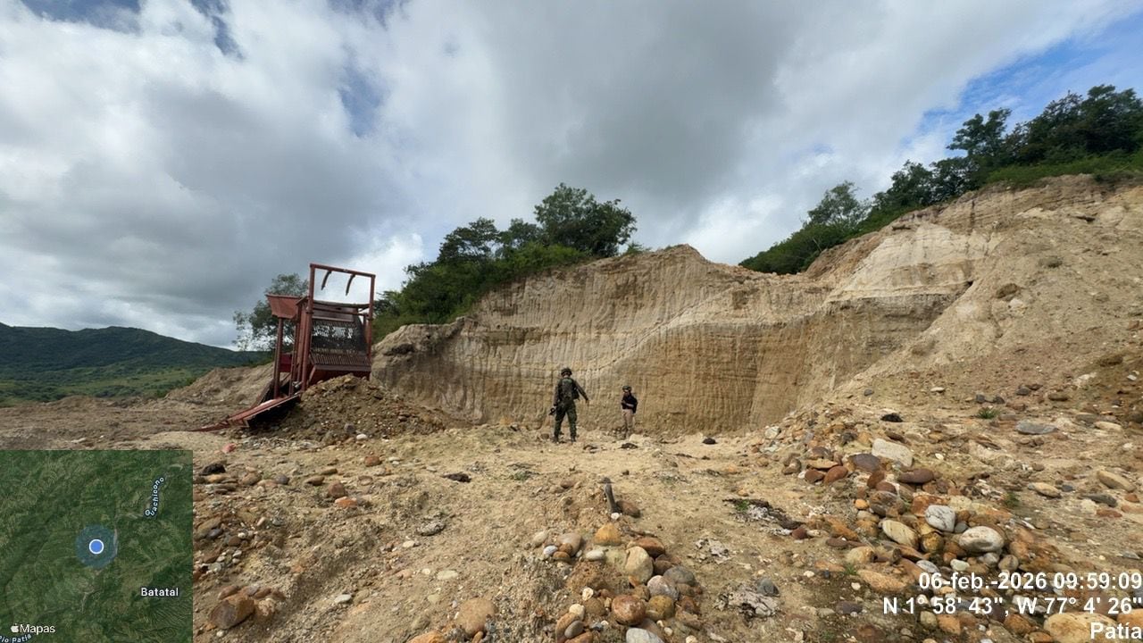 Tropas del Ejército Nacional de Colombia destruyeron maquinaria utilizada para la minería ilegal durante un operativo militar en zona rural.