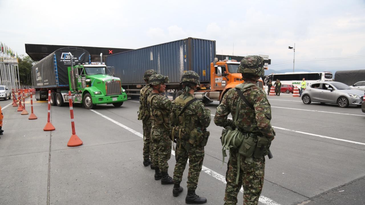 Autoridades del Valle presentes en las vías.