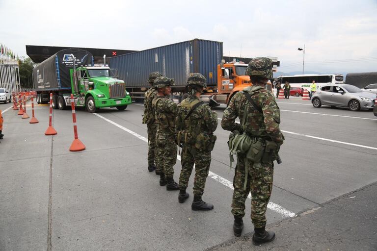 Autoridades del Valle presentes en las vías.