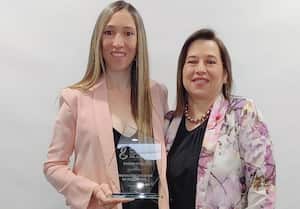 La doctora María Camila Arango Granados, acompañada de su madre, la doctora Marcela Granados, subdirectora general de la Fundación Valle del Lili.
