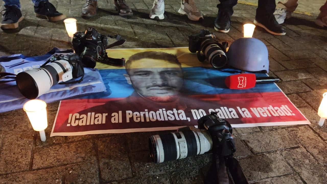 Cali: Reporteros gráficos, camarógrafos y periodistas del Círculo de Reporteros Gráficos del Valle del Cauca, levantaron su voz durante un plantón en el bulevar del río en Cali, en contra del asesinato del periodista Mateo Pérez en Briceños, Antioquia.