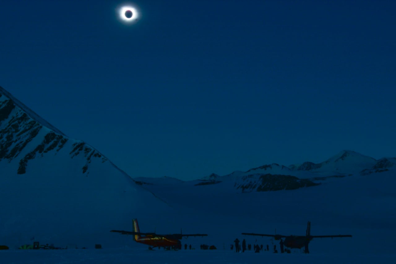 Imagen publicada por la Fuerza Aérea de Chile que muestra un eclipse solar total desde el glaciar Unión en la Antártida, el 4 de diciembre de 2021. (Foto por Ricardo SOTO / Fuerza Aérea Chile/ AFP)