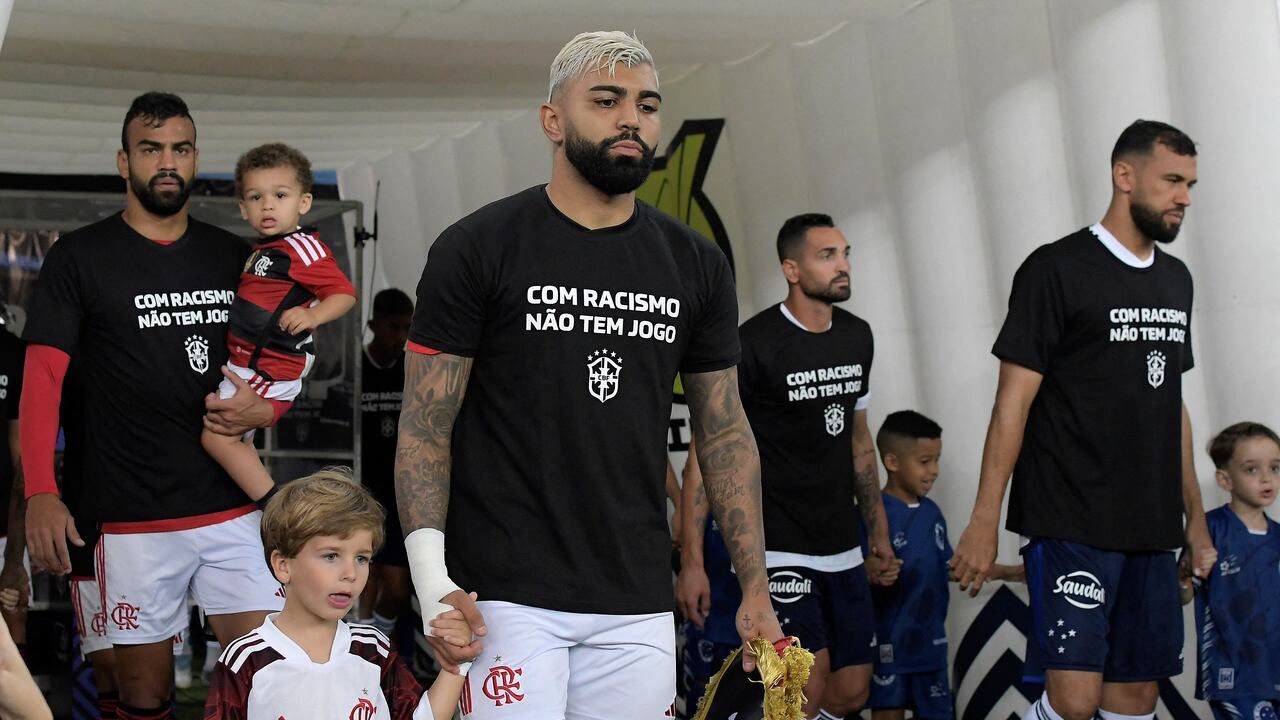 Flamengo's Gabriel Barbosa walks into the field wearing a t-shirt reading �There is no game with racism� in support of former teammate Vinicius Junior during the 2023 Brazilian Championship match against Cruzeiro, at the Maracana stadium in Rio de Janeiro, Brazil, on May 27, 2023. Vinicius, the 22-year-old Real Madrid's superstar, was targeted with shouts of "monkey" from the stands last week -- the latest in a series of racist attacks against him. (Photo by DHAVID NORMANDO / AFP)