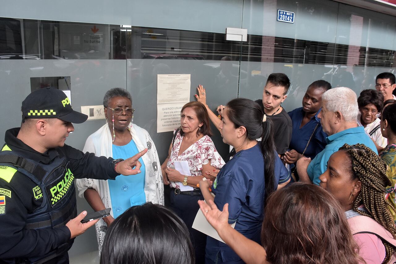 Cientos de Maestros se encuentran a las afueras de la Fiduprevisora en busca de una solución para la entrega de sus medicamentos y órdenes para exámenes con especialistas.