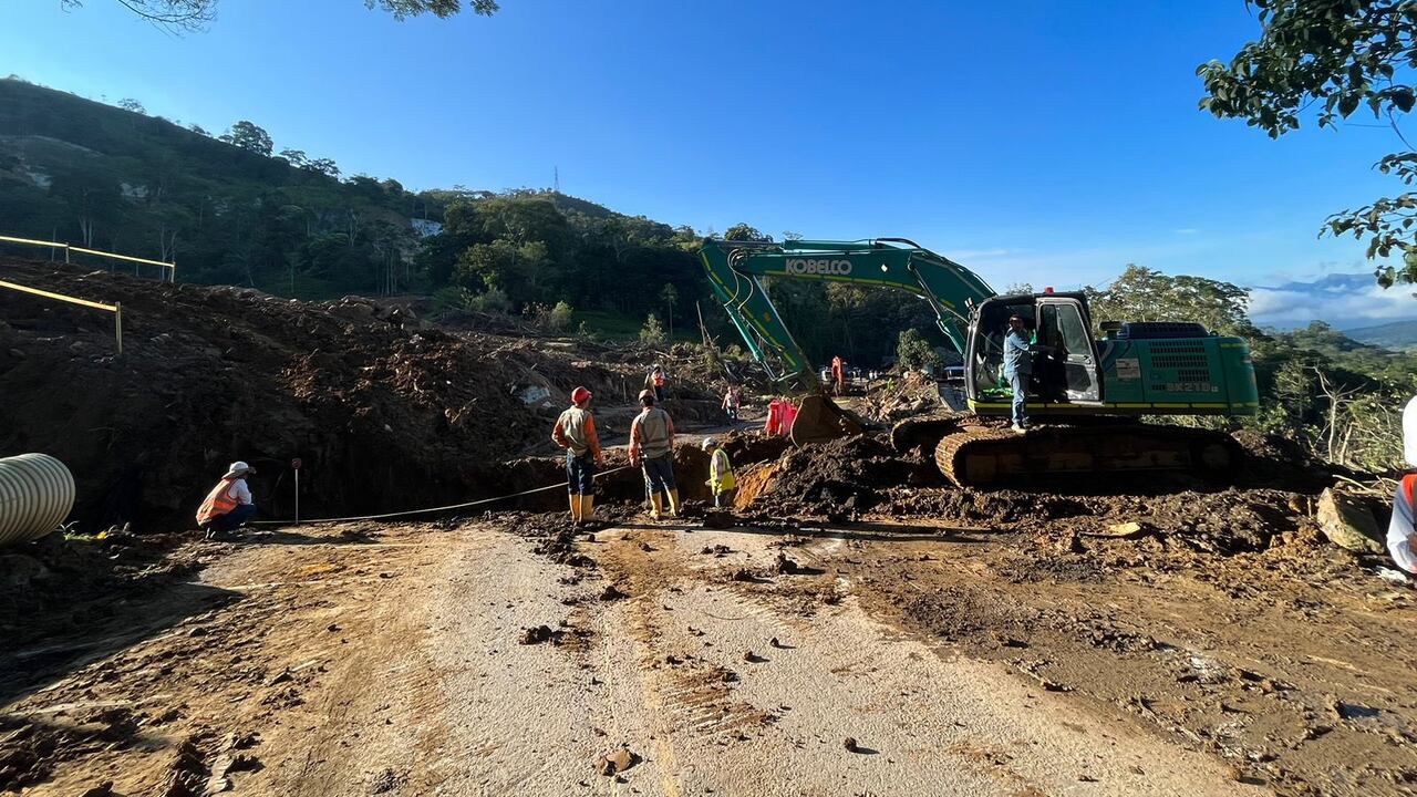 El derrumbe en la vía Bucaramanga - Barrancabermeja completa un mes.