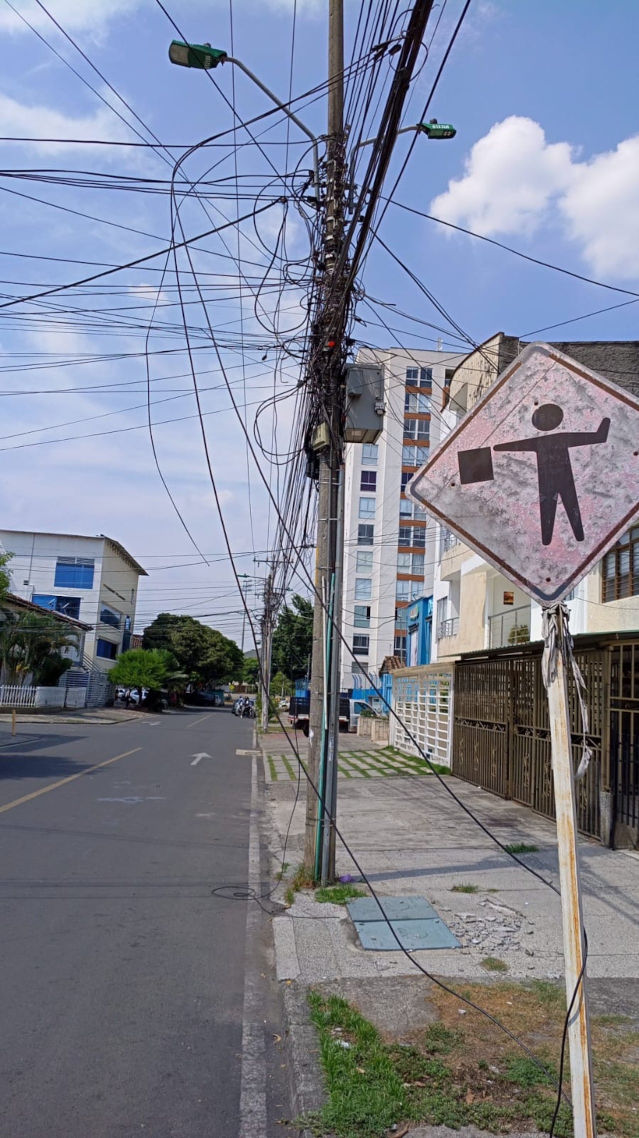 La inclinación del poste 60629 y la cantidad de cables preocupan a habitantes de Los Cámbulos, quienes esperan una intervención de Emcali.