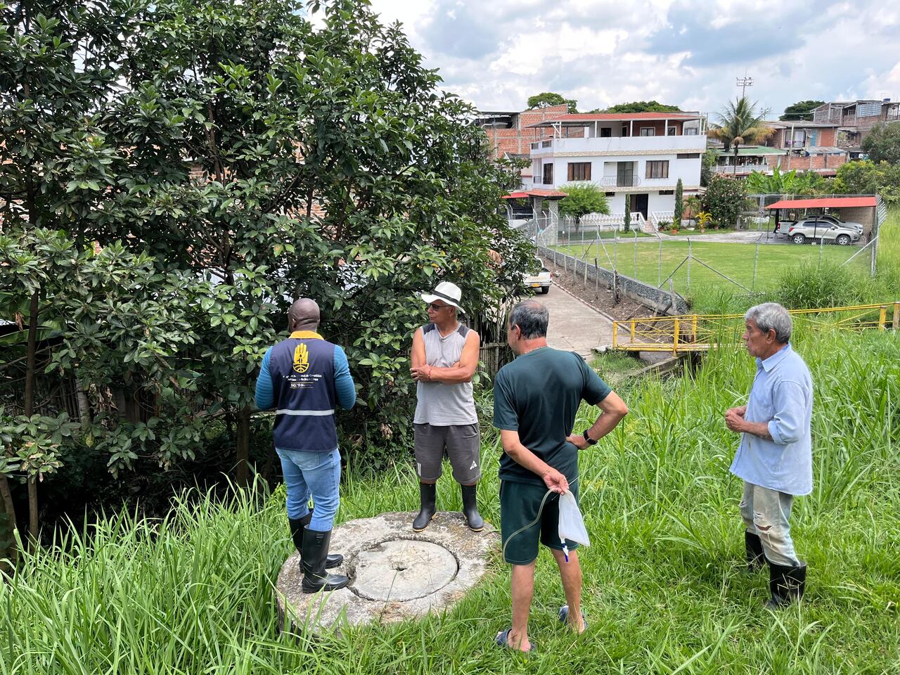 Las comunidades afectadas recibieron la visita de los funcionarios de Gestión del Riesgo para determinar los daños, así como las soluciones al problema de las escorrentías. Foto: Alcaldía de Palmira / El País.