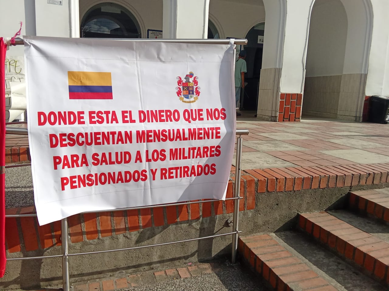 Trabajadores sanitarios y operativos del hospital Universitario de Popayán protestan por el cierre de dos áreas médicas de este importante centro asistencial.