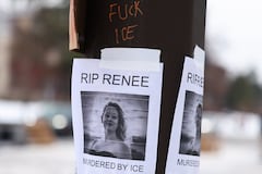 Una fotografía de Renee Nicole Good se exhibe cerca de un monumento improvisado en su memoria, quien fue asesinada a tiros a quemarropa el 7 de enero por un agente del Servicio de Inmigración y Control de Aduanas (ICE) de Estados Unidos cuando aparentemente intentaba huir de los agentes que se agolpaban alrededor de su vehículo, en Minneapolis, Minnesota, el 8 de enero de 2026. Un agente del ICE disparó y mató a una mujer estadounidense en las calles de Minneapolis el 7 de enero, lo que provocó multitudinarias protestas e indignación por parte de los líderes locales, quienes rechazaron las acusaciones de la Casa Blanca contra ella de ser una terrorista doméstica. (Foto de CHARLY TRIBALLEAU / AFP)