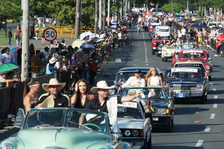 Desfile de Autos Clásicos y Antiguos 2025.