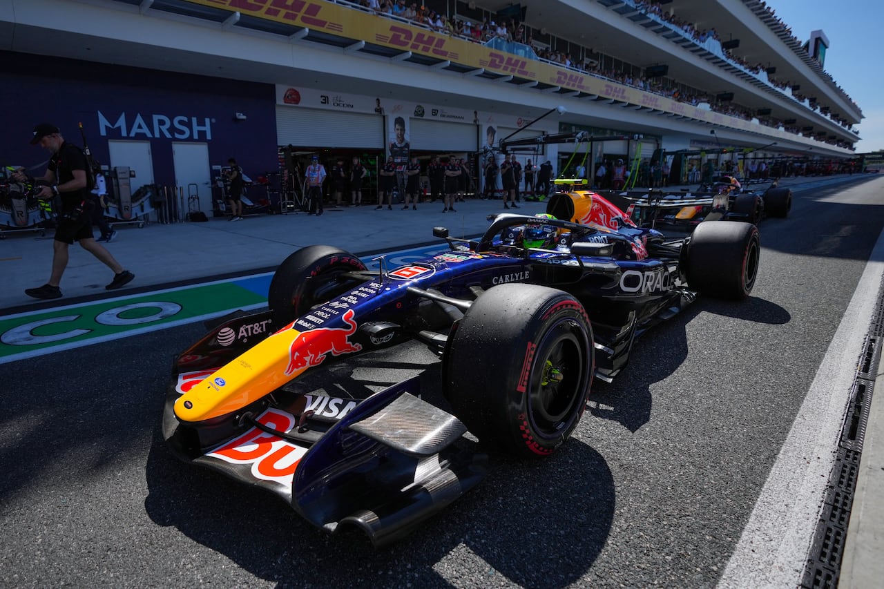 El piloto francés de Red Bull Racing, Isack Hadjar, sale de boxes para competir en la sesión de clasificación del Gran Premio de Fórmula 1 de Miami 2026 en el Autódromo Internacional de Miami en Miami Gardens, Florida, el 2 de mayo de 2026. (Foto de Rebecca Blackwell / POOL / AFP)
