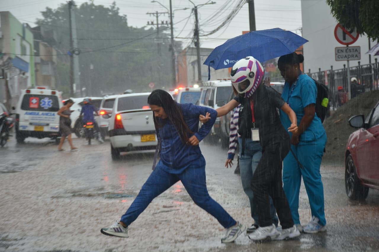Los caleños tratan de huir de la lluvia al sur de Cali.