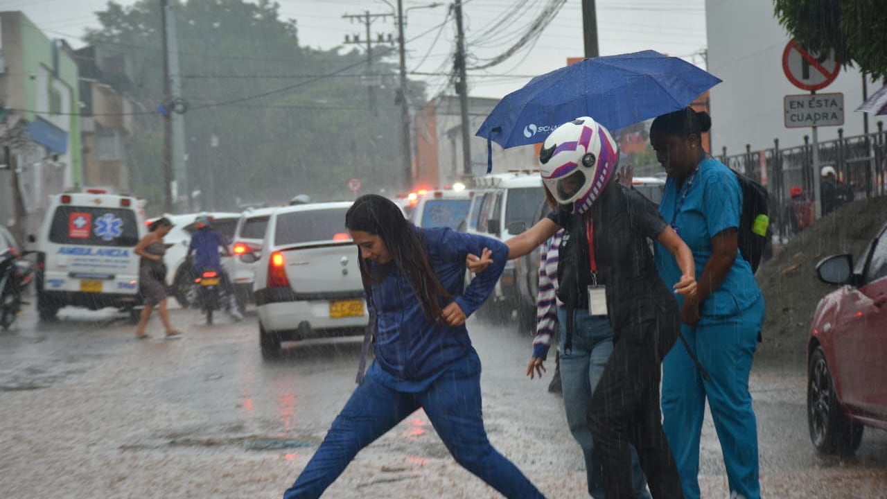 Los caleños tratan de huir de la lluvia al sur de Cali.