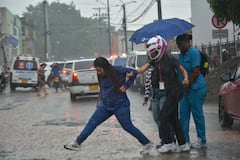 Los caleños tratan de huir de la lluvia al sur de Cali.