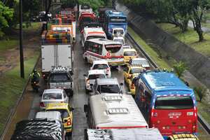 La movilidad en Cali sufre las peores afecciones durante la época de lluvias. Este es uno de los trancones que afectó a los caleños durante la semana cuando se registraron intensos aguaceros. Foto: Oswaldo Paéz / El País