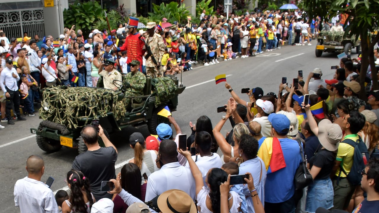 Este domingo 20 de julio, cientos de caleños llegaron hasta la tradicional Avenida Sexta, en el norte de Cali, para acompañar el desfile militar y policial con el que se conmemoraron los 215 años de la Independencia de Colombia, El desfile comenzó en la Plazoleta Jairo Varela y terminó en el CAI de Chipichape, en el norte de la ciudad y se convirtió en un acto lleno de civismo, orgullo patrio y reconocimiento a la labor de la Fuerza Pública. Fotos Raúl Palacios / El País.