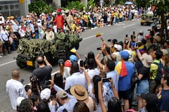 Este domingo 20 de julio, cientos de caleños llegaron hasta la tradicional Avenida Sexta, en el norte de Cali, para acompañar el desfile militar y policial con el que se conmemoraron los 215 años de la Independencia de Colombia, El desfile comenzó en la Plazoleta Jairo Varela y terminó en el CAI de Chipichape, en el norte de la ciudad y se convirtió en un acto lleno de civismo, orgullo patrio y reconocimiento a la labor de la Fuerza Pública. Fotos Raúl Palacios / El País.
