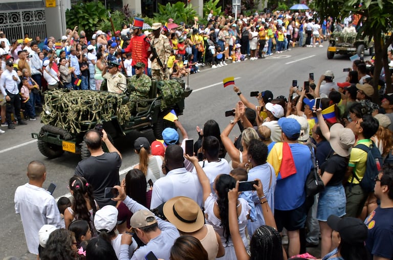 Este domingo 20 de julio, cientos de caleños llegaron hasta la tradicional Avenida Sexta, en el norte de Cali, para acompañar el desfile militar y policial con el que se conmemoraron los 215 años de la Independencia de Colombia, El desfile comenzó en la Plazoleta Jairo Varela y terminó en el CAI de Chipichape, en el norte de la ciudad y se convirtió en un acto lleno de civismo, orgullo patrio y reconocimiento a la labor de la Fuerza Pública. Fotos Raúl Palacios / El País.