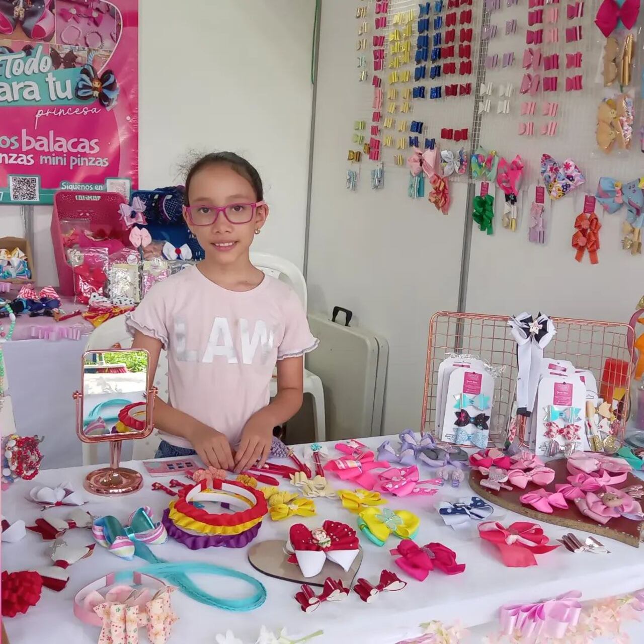 Victoria de los Ángeles Rumbos Tablera es la diseñadora de los moños que venden en su emprendimiento. Su madre se encarga de la fabricación y comercialización del producto.