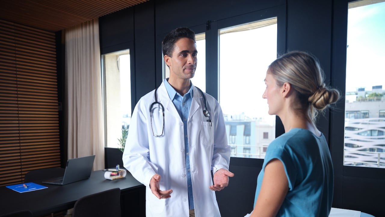 Profesionales de la salud durante una valoración nutricional en un hospital de Bogotá, donde solo uno de cada cuatro pacientes en riesgo recibe terapia especializada.