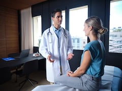 Profesionales de la salud durante una valoración nutricional en un hospital de Bogotá, donde solo uno de cada cuatro pacientes en riesgo recibe terapia especializada.