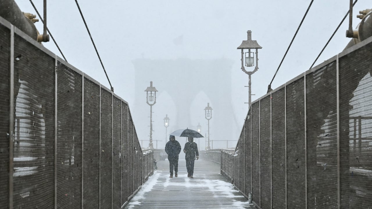 La nieve amenaza a decenas de millones de estadounidenses con apagones, caos en el transporte y un frío glacial.