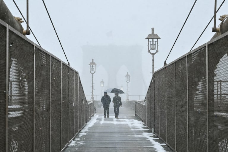 La nieve amenaza a decenas de millones de estadounidenses con apagones, caos en el transporte y un frío glacial.