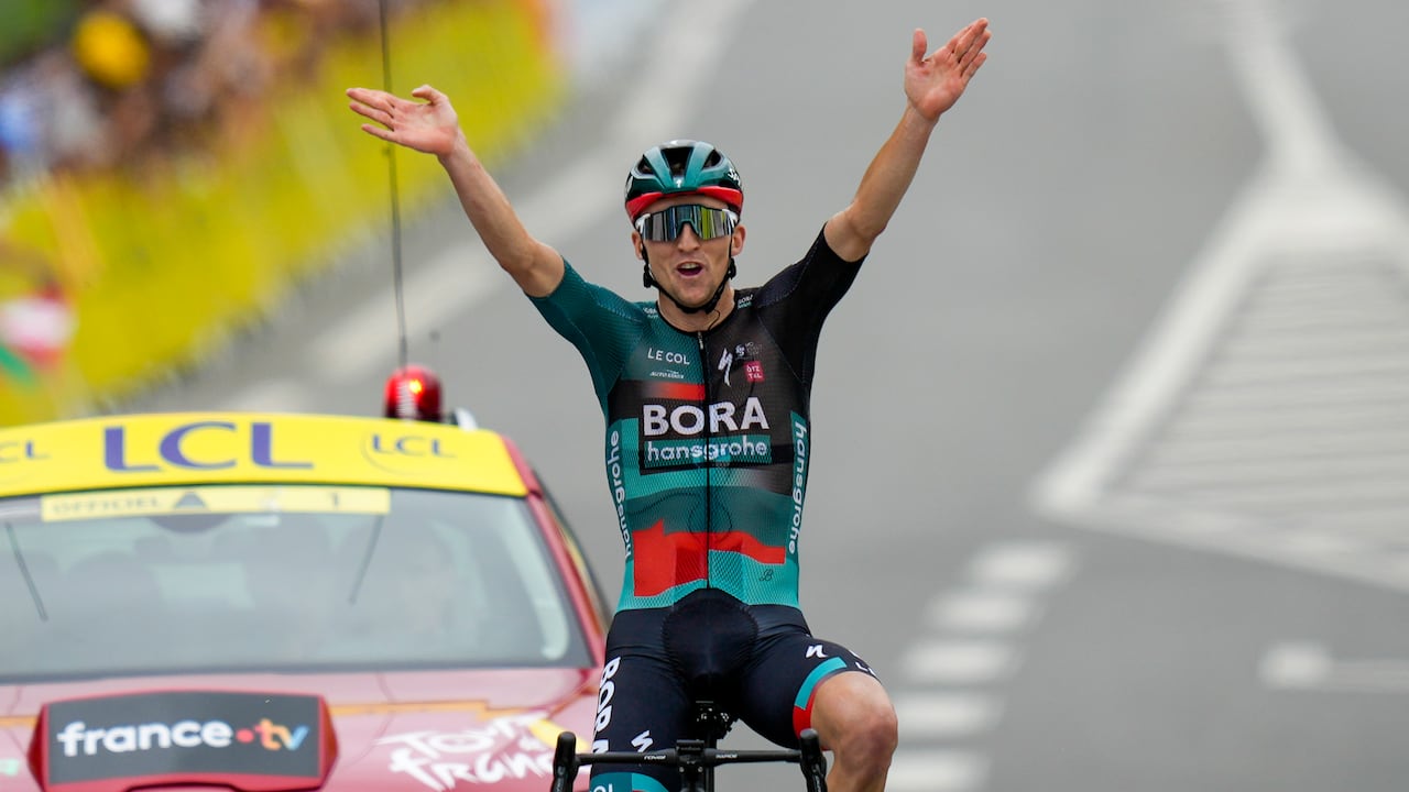 El australiano Jai Hindley cruza la línea de meta para ganar la quinta etapa de la carrera ciclista del Tour de Francia de más de 163 kilómetros (101 millas) con inicio en Pau y final en Laruns, Francia, el miércoles 5 de julio de 2023. (Foto AP/Thibault Camus )