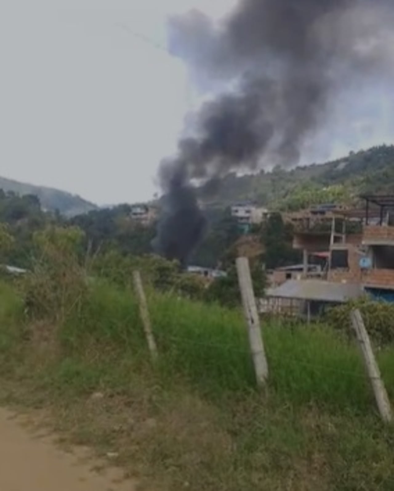 Son los mismo pobladores del casco urbano de Tacueyó, Toribío, los que reportan cómo la comunidad está en medio de los intensos combates.