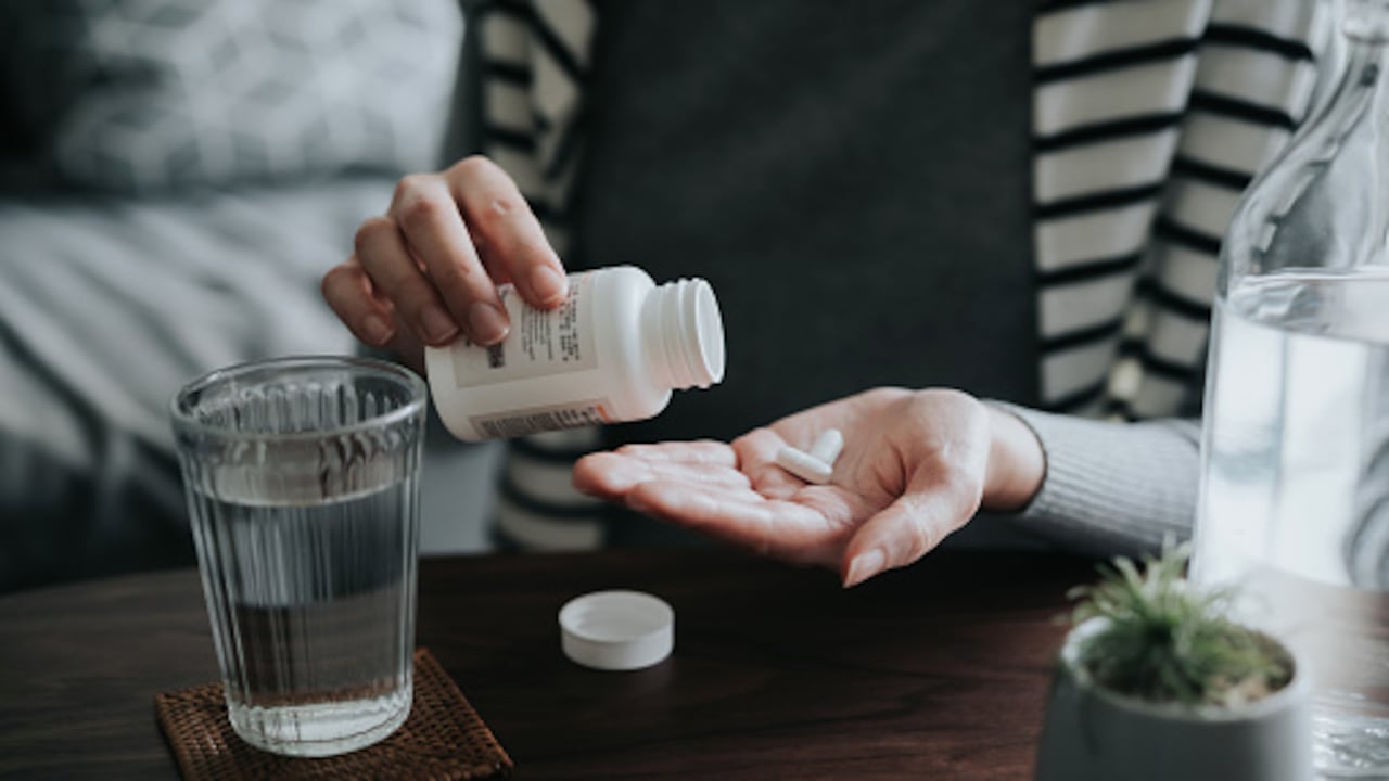 Por lo general, estos comienzan de 6 horas a 6 días después de la infección. La mayoría de las personas se recuperan en 4 a 7 días sin tratamiento con antibióticos.