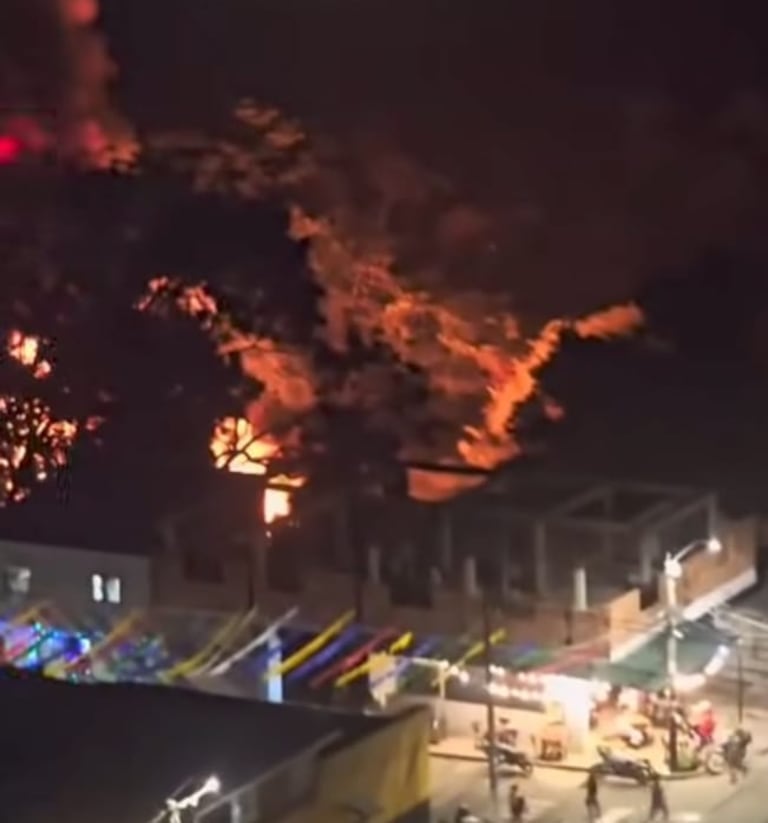 Incendio en el barrio 12 de Octubre, en el sector de las invasiones, en Bucaramanga.