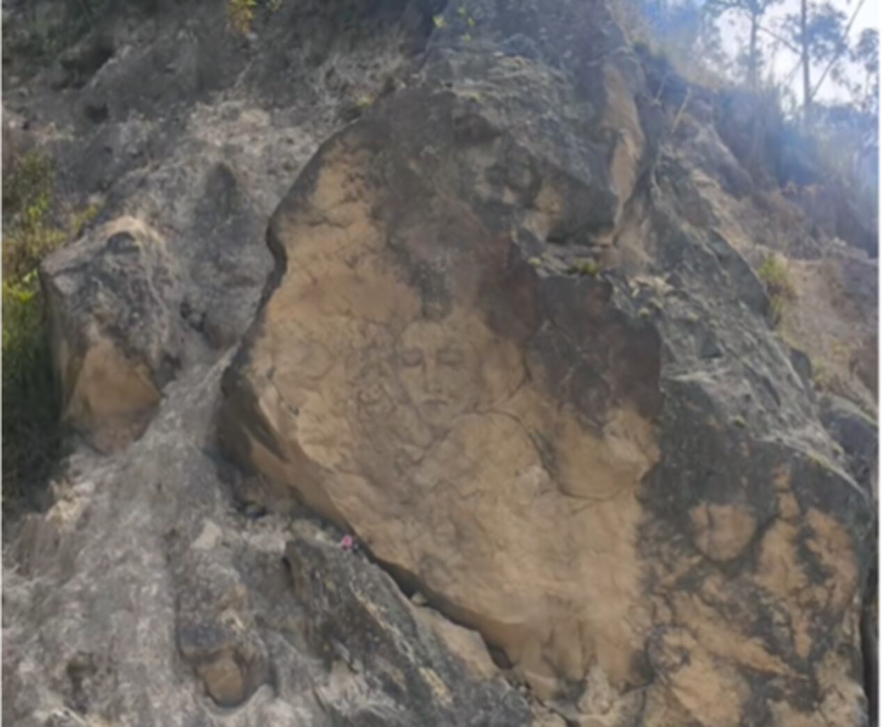 Supuesta imagen de una virgen que apareció en una roca en Boyacá