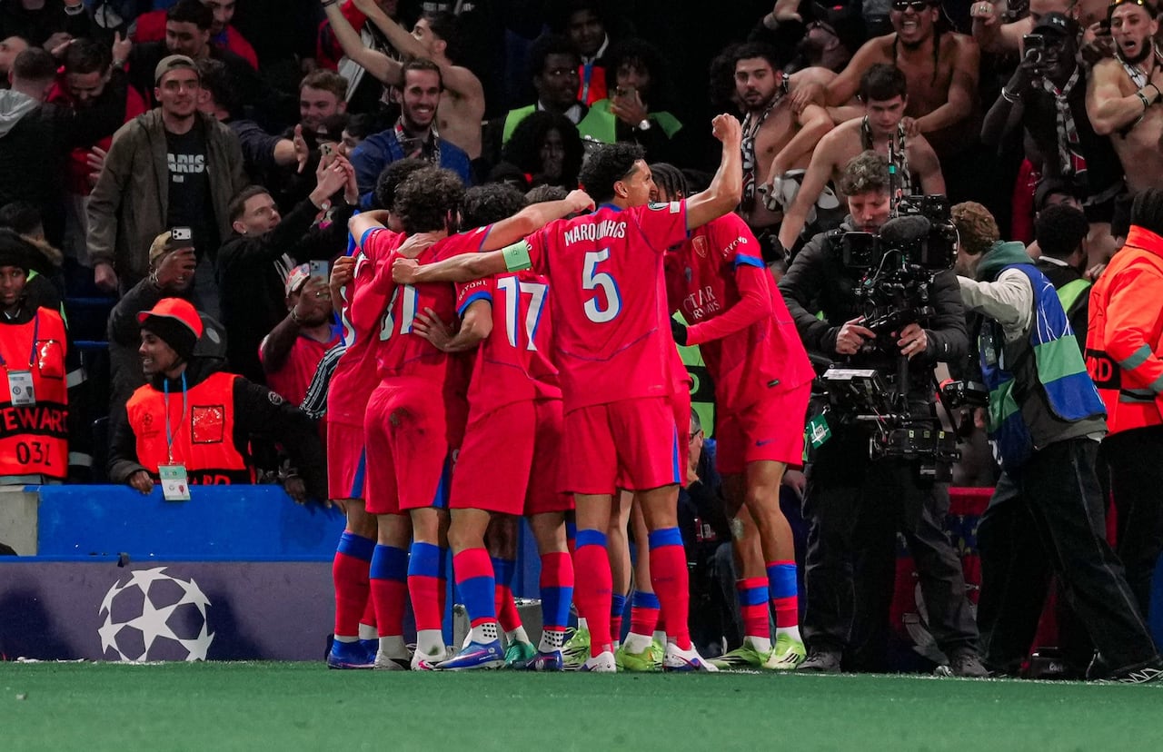 Los jugadores del PSG celebran uno de los goles contra el Chelsea.