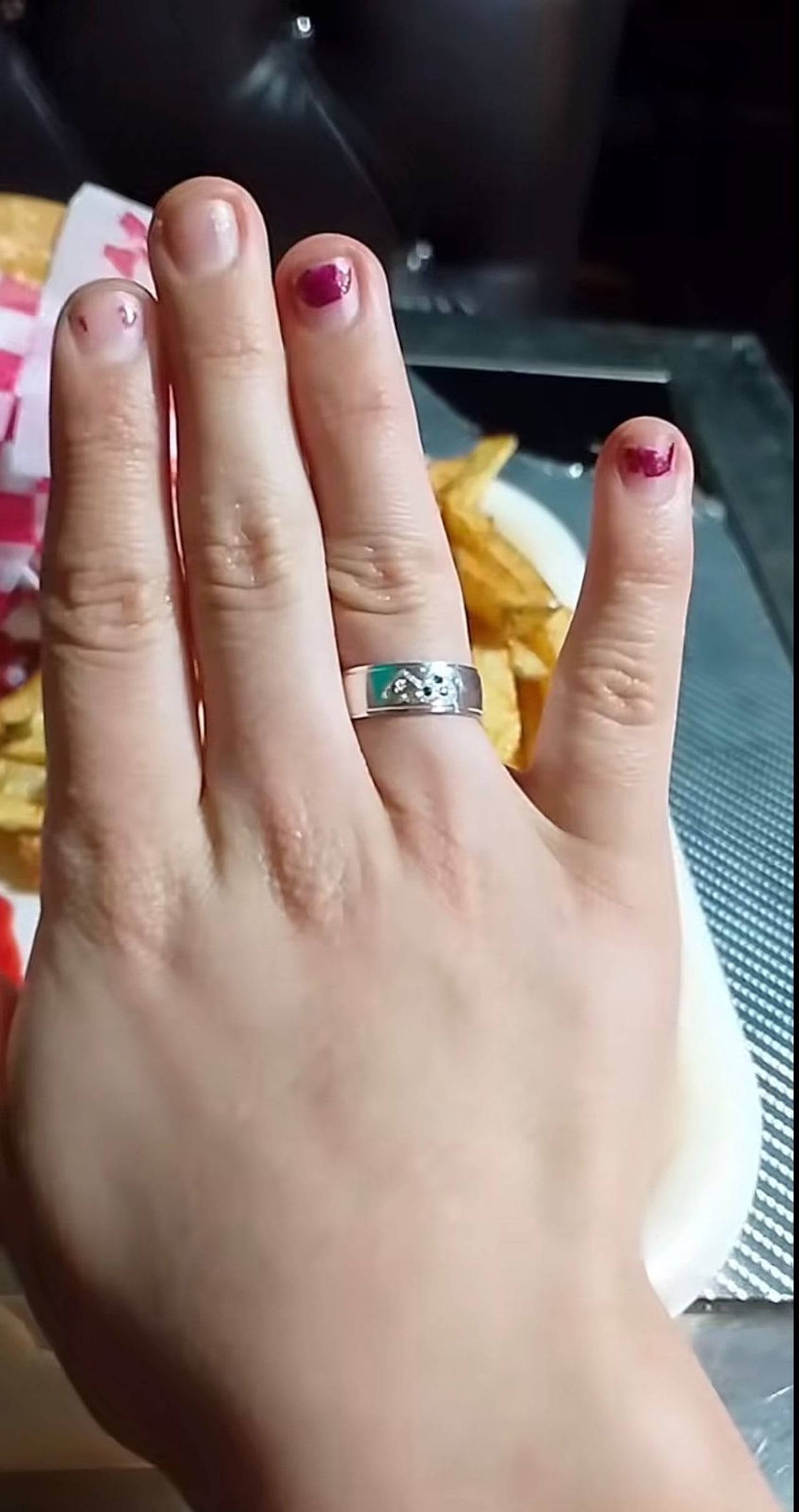 “Cásate conmigo”: joven recibió propuesta con hamburguesa y TikTok estalló en comentarios