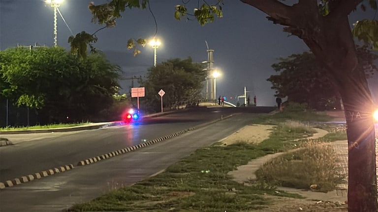Barranquilla con bandera del ELN y un cilindro