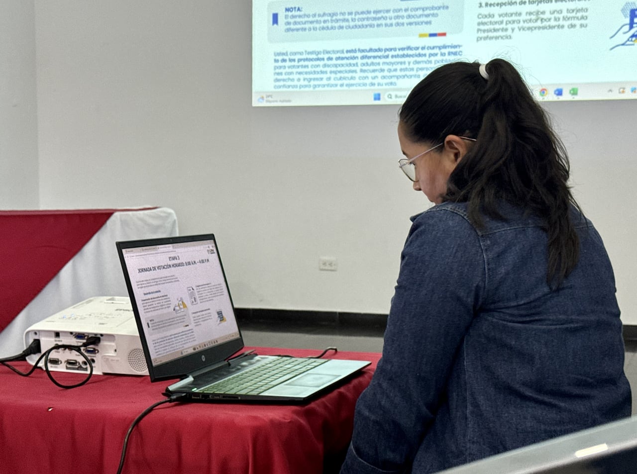 Representantes de partidos, movimientos políticos, campañas y ciudadanía participan en las capacitaciones organizadas por el CNE para reforzar la transparencia electoral.