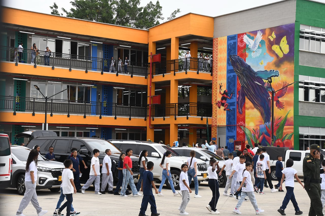 Cali: Regreso al colegtio de miles de estudiantes del calendario A y entrega de la nueva planta fisica de la sede principal de la institucion Educativa Oficial Villa del Sur. Foto José L Guzmán El País